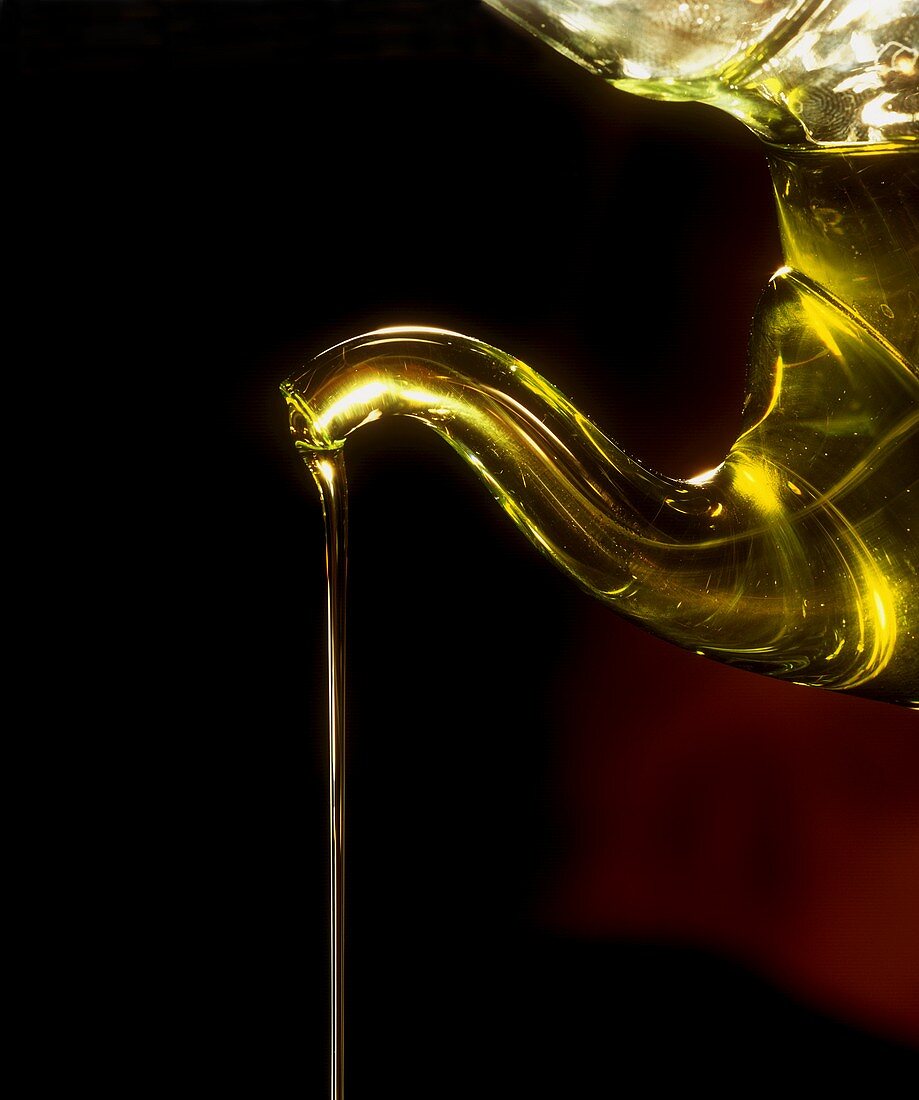 Öl fliesst aus einem Ölkännchen