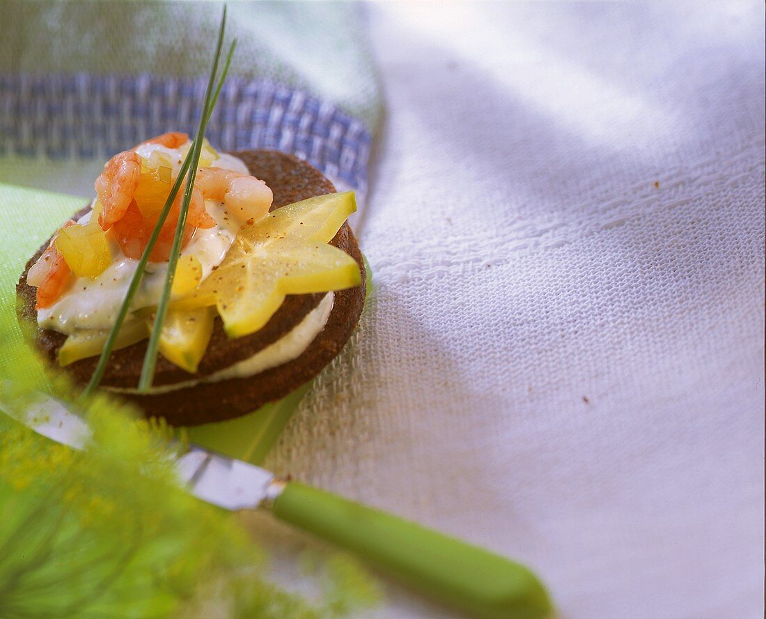 Shrimps on pumpernickel with carambolas and quark