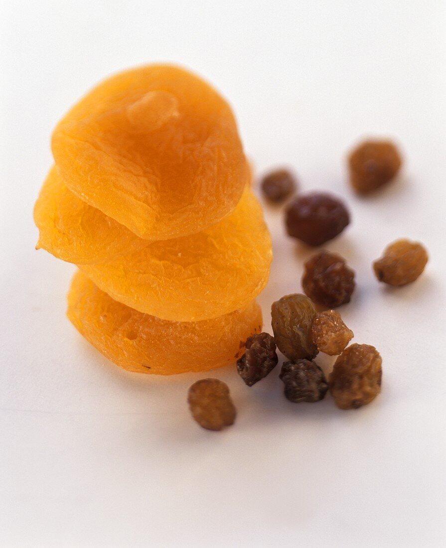 A pile of dried apricots and raisins