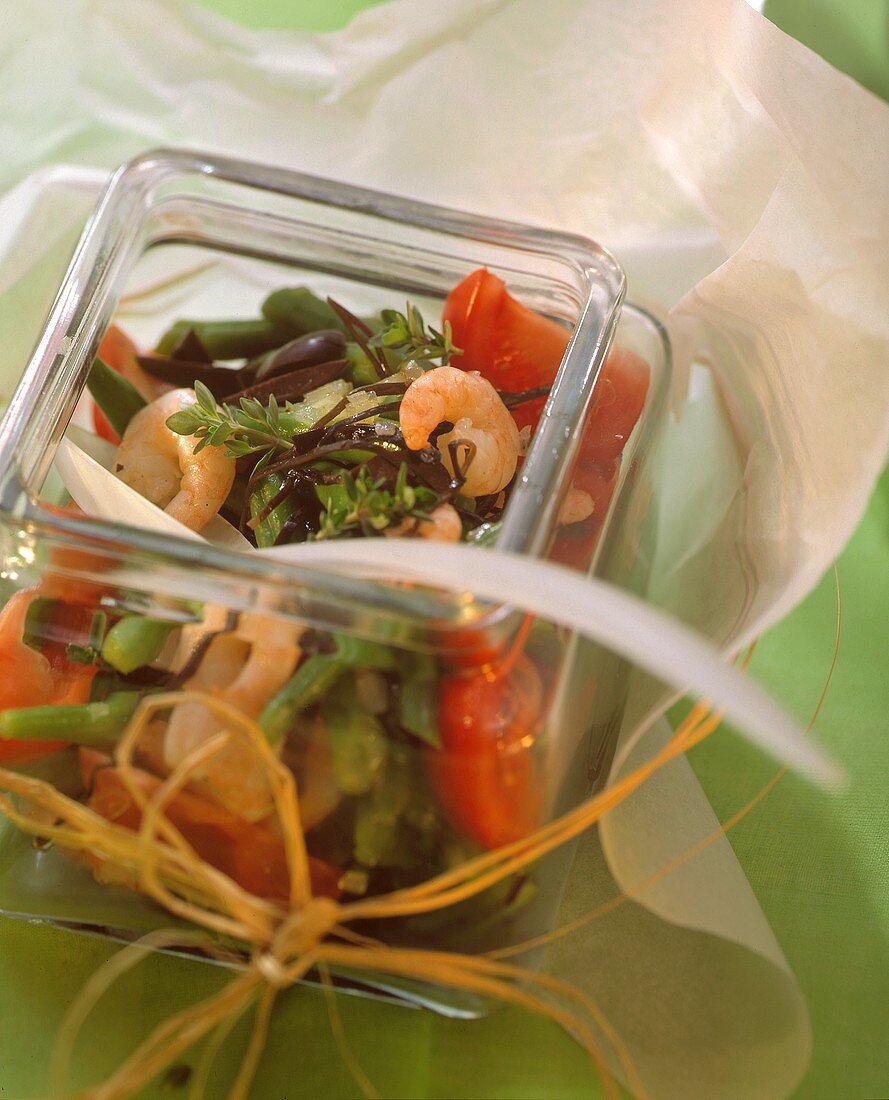Bohnen-Garnelen-Salat mit Algen und Thymian in einem Glas