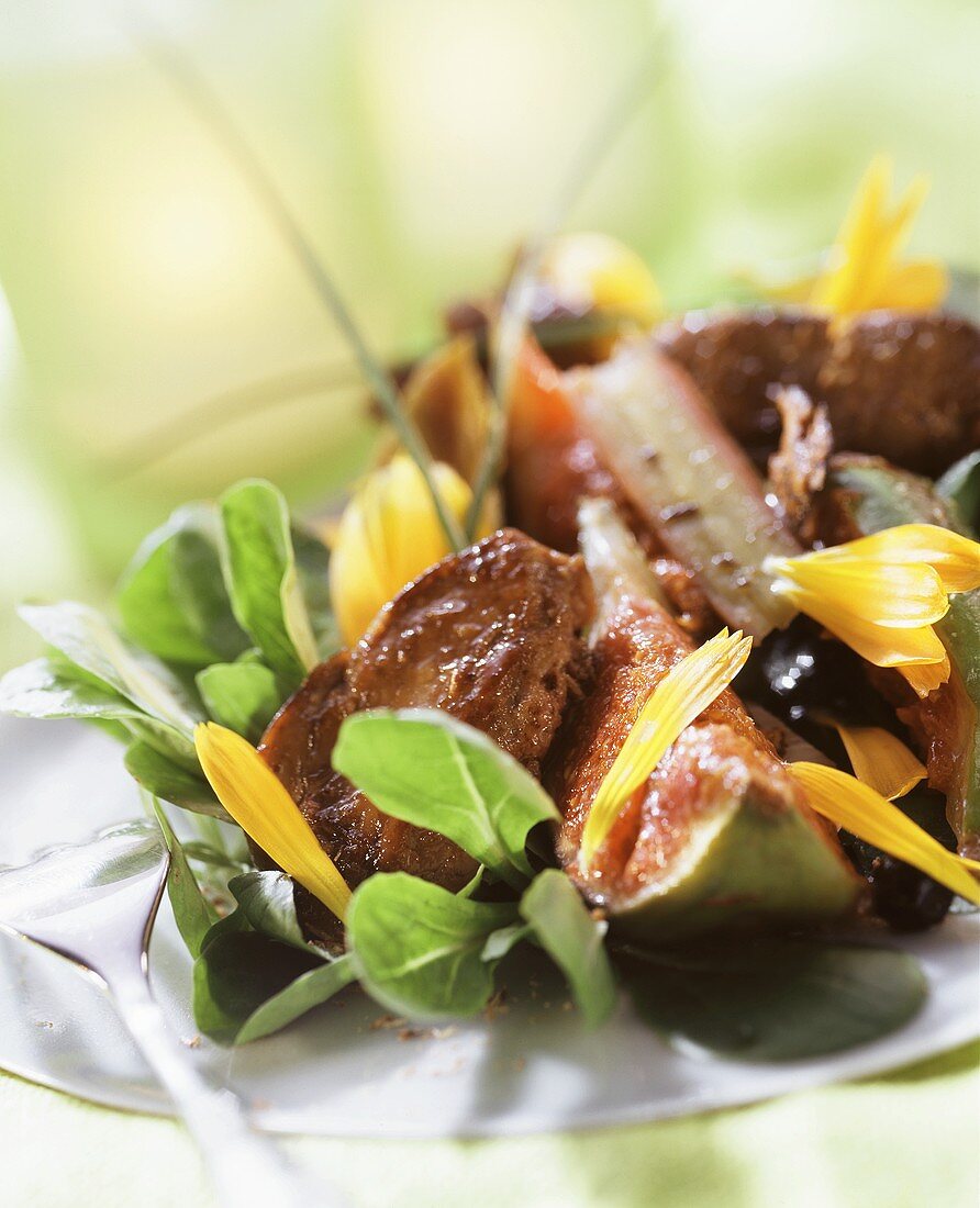 Duck livers with rhubarb and figs on corn salad