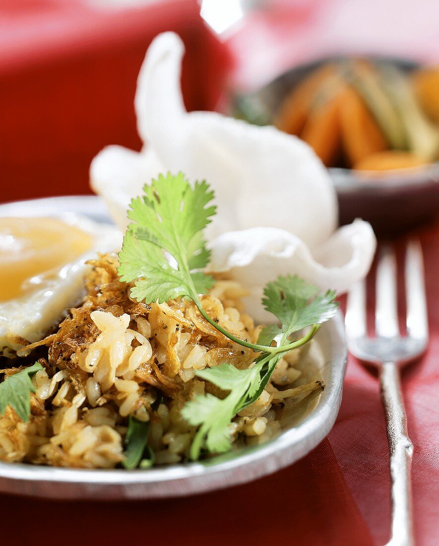 Nasi-Goreng mit Garnelen und Koriandergrün auf Teller