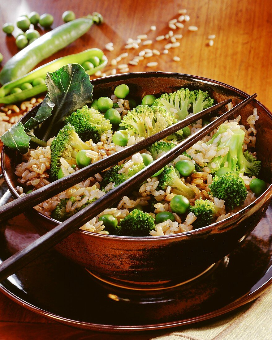 Herzhafter Gemüsereis mit Brokkoli und Erbsen in einer Schale