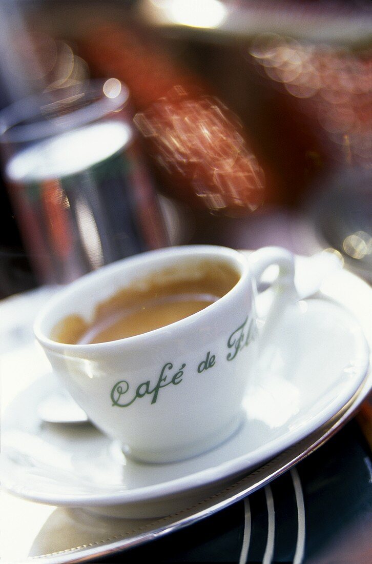 Eine Tasse Kaffee auf Tisch im Café de Flore, Paris