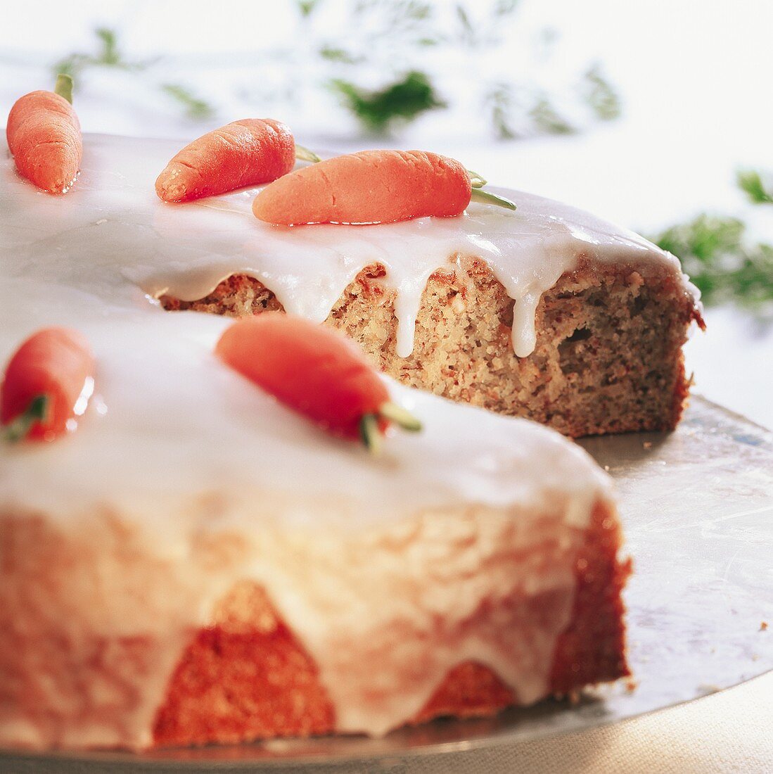 Rüeblitorte (Möhrenkuchen mit Marzipanmöhrchen, Schweiz)