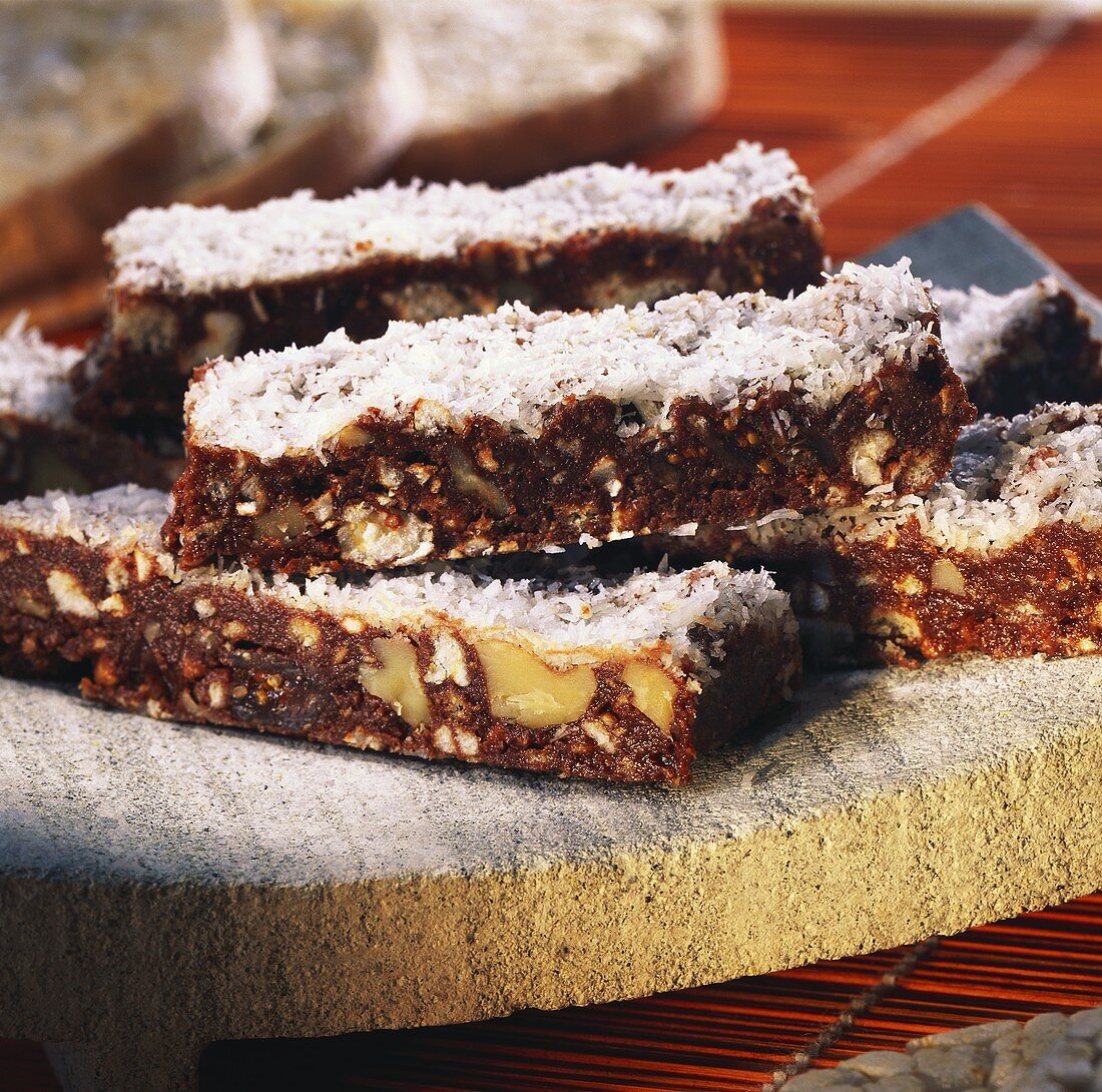 Schokoriegel mit Nüssen und Kokosraspel