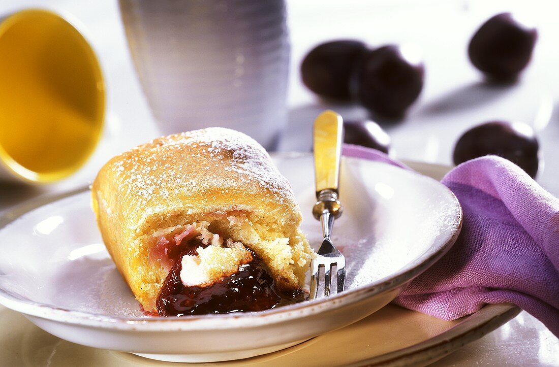 Plum noodles with icing sugar