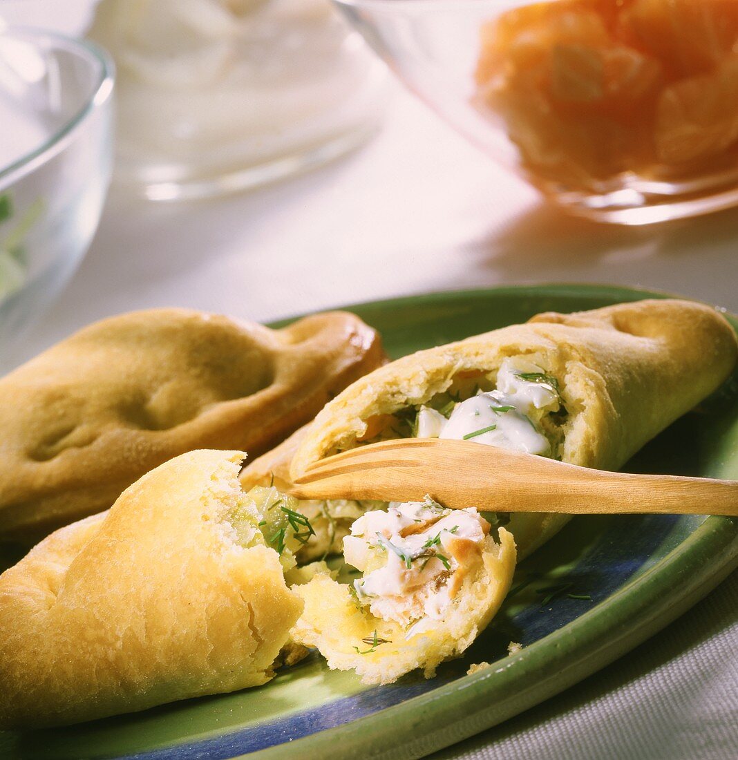 Russische Teigtaschen mit Lachs-Kohl-Füllung