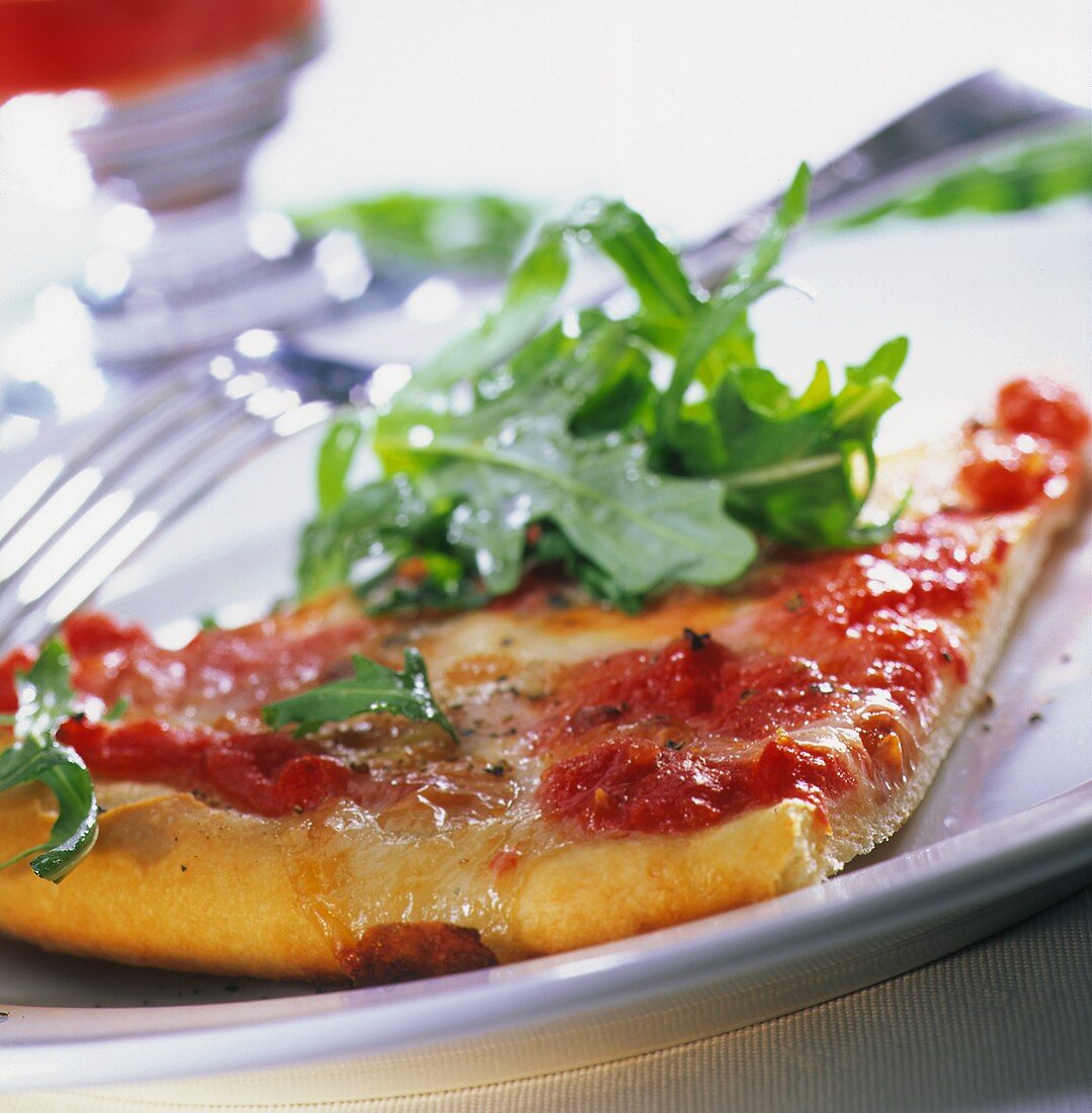 Pizza alla rucola (Pizza mit Tomaten & Rucola, Italien)