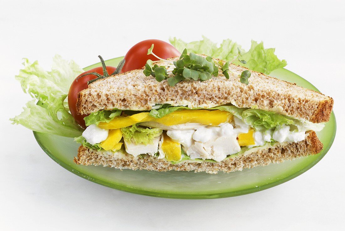 Vollkornbrot-Sandwich mit Hüttenkäse, Hähnchen und Salat