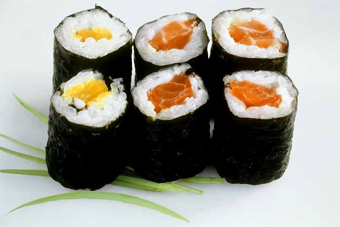 Maki-Sushi mit Fisch und Paprika