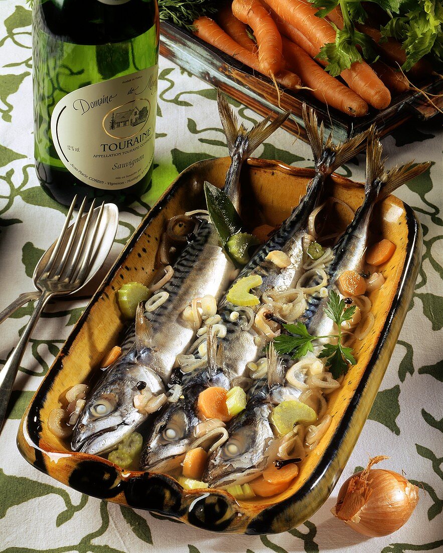 Makrelen in Weißwein mit Gemüse