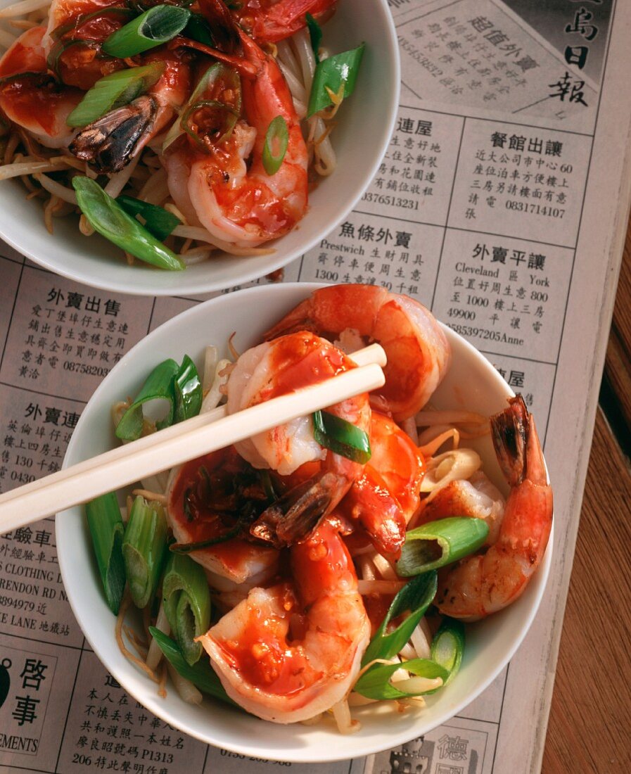 Prawns mit Gemüse und Nudeln auf chinesischer Zeitung