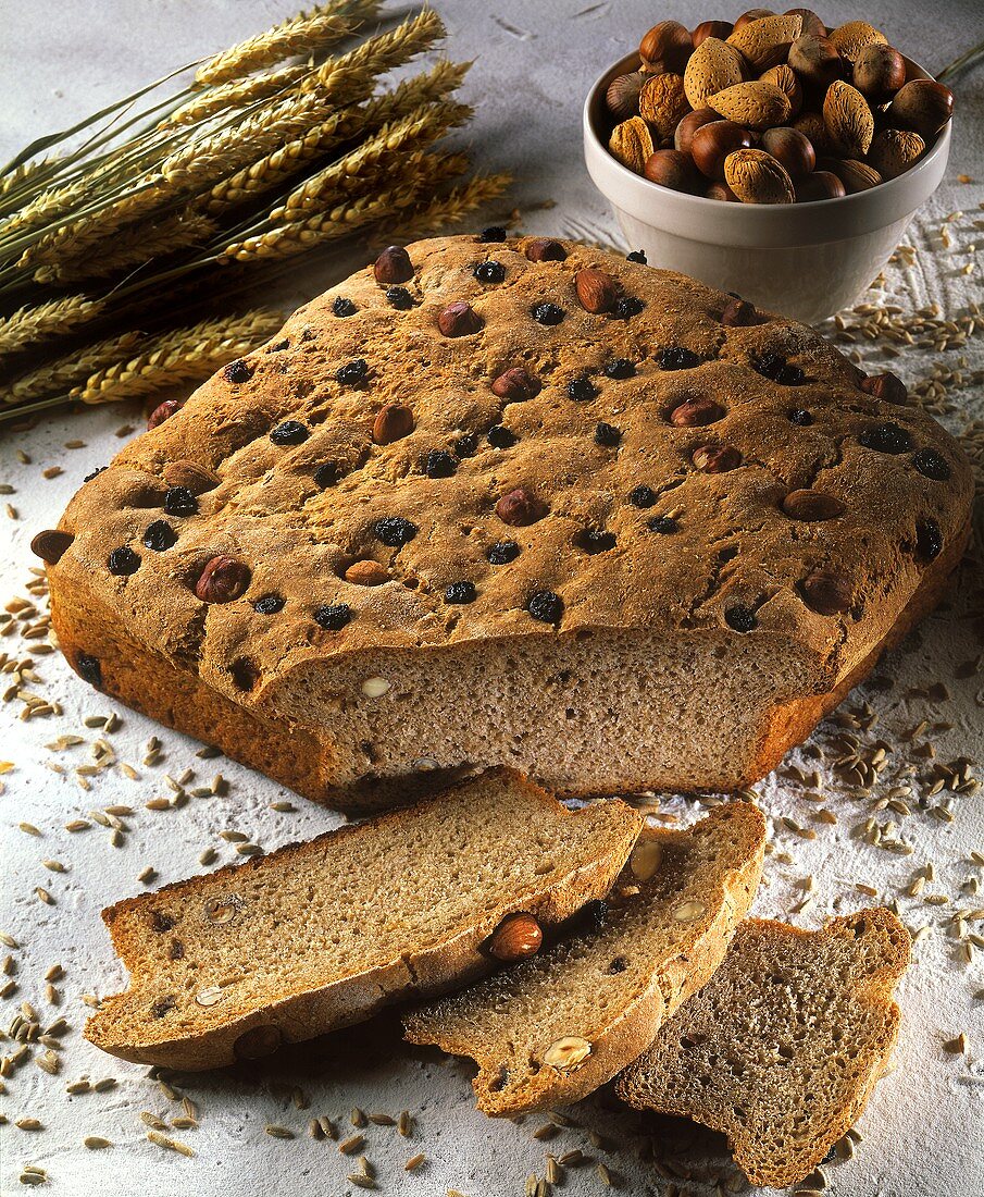 Roggenbrot mit Nüssen, Mandeln und Rosinen; Deko: Ähren