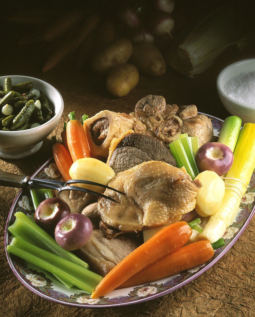 Pot au Feu mit Fleisch, Geflügel, Markknochen und Gemüse