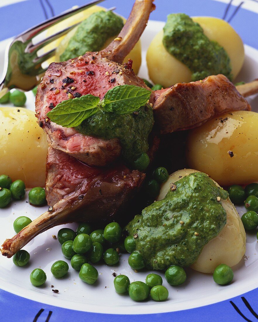 Lammkoteletts mit Kartoffeln, Erbsen und grüner Sauce