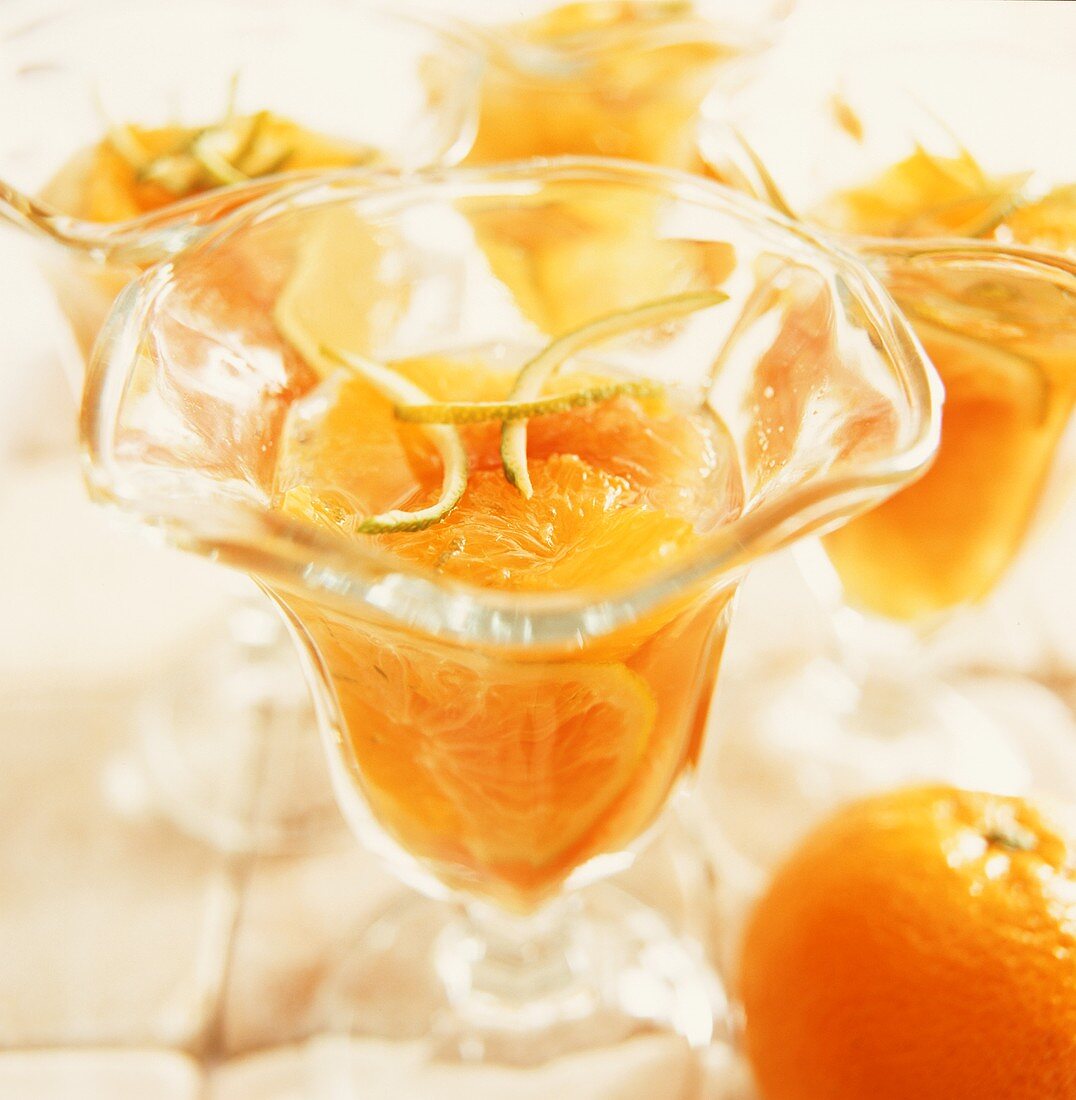 Orangendessert mit Limettenzesten in Glasschalen