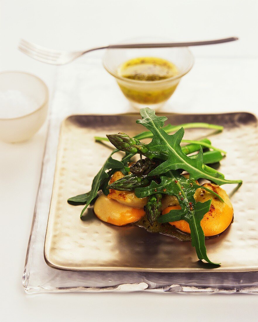 Scallop salad with green asparagus and rocket