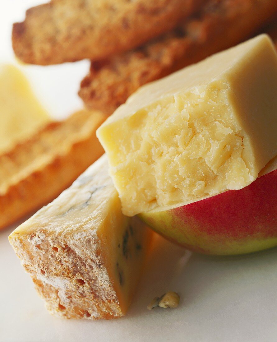 Cheddar und Stilton Käse mit Apfel und Brot