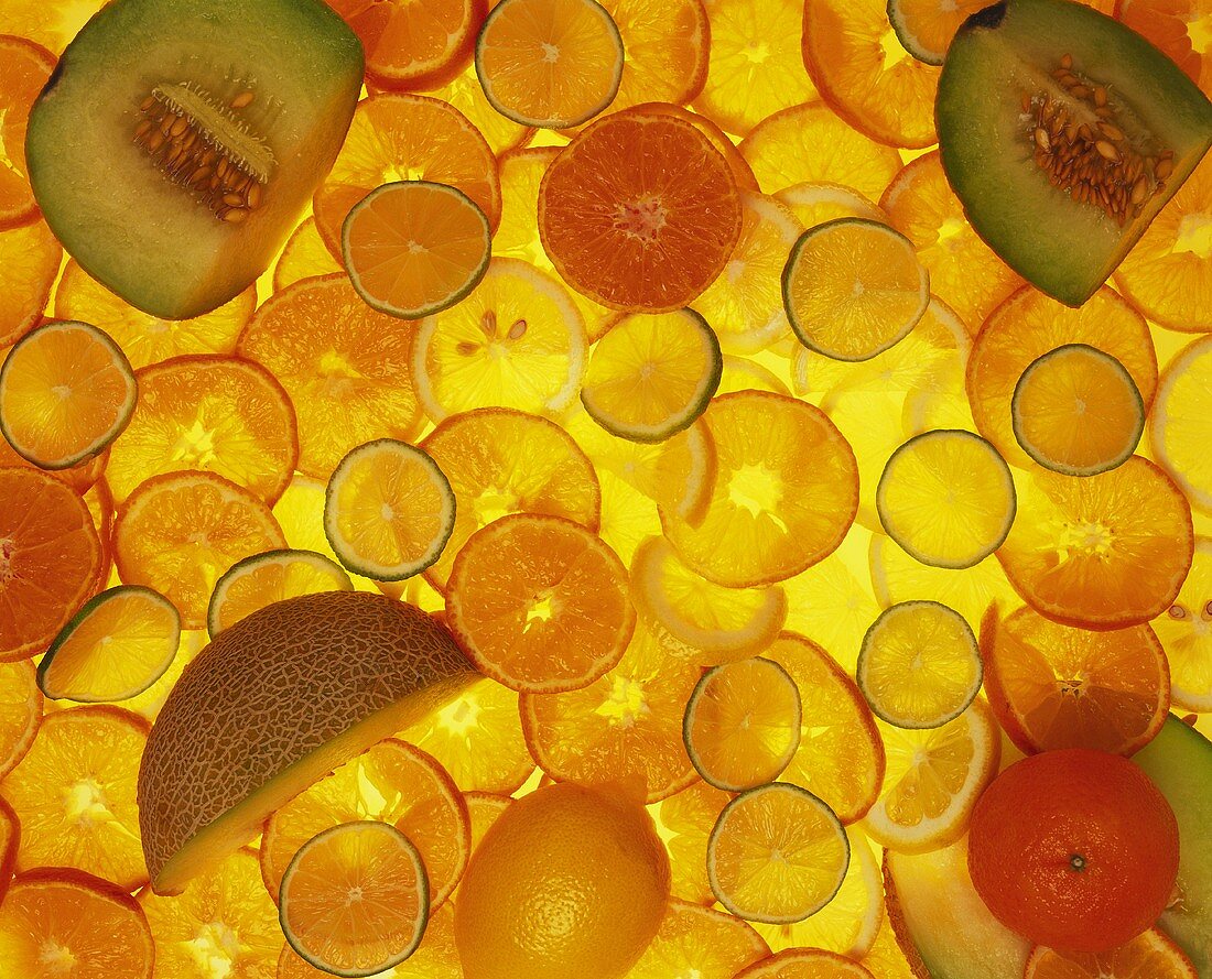 Zitrusfrüchtescheiben mit Zuckermelonenschnitzen