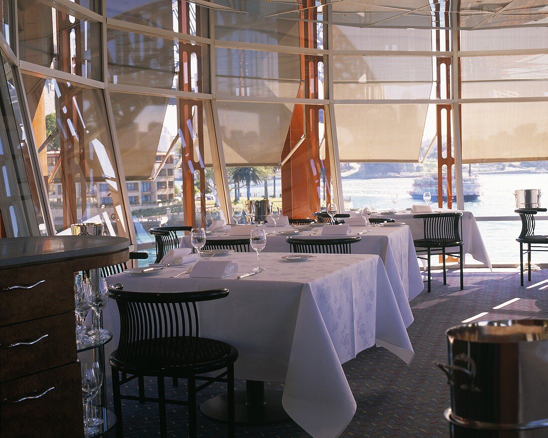 Restaurant mit Glasfassade am Meer in Sydney, Australien