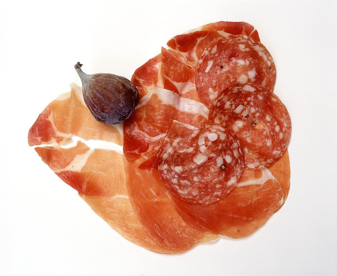 Italienischer Rohschinken und Salami mit frischer Feige