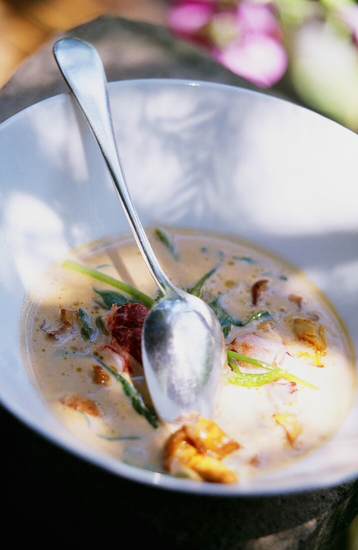 Hummersuppe in tiefem Teller mit Löffel