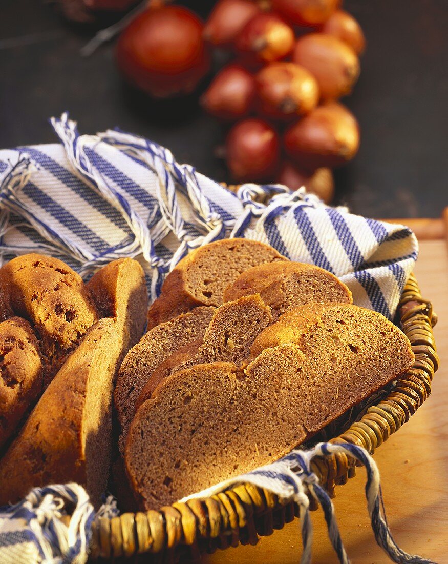 Zwiebelzopf, teilweise in Scheiben geschnitten, im Brotkorb