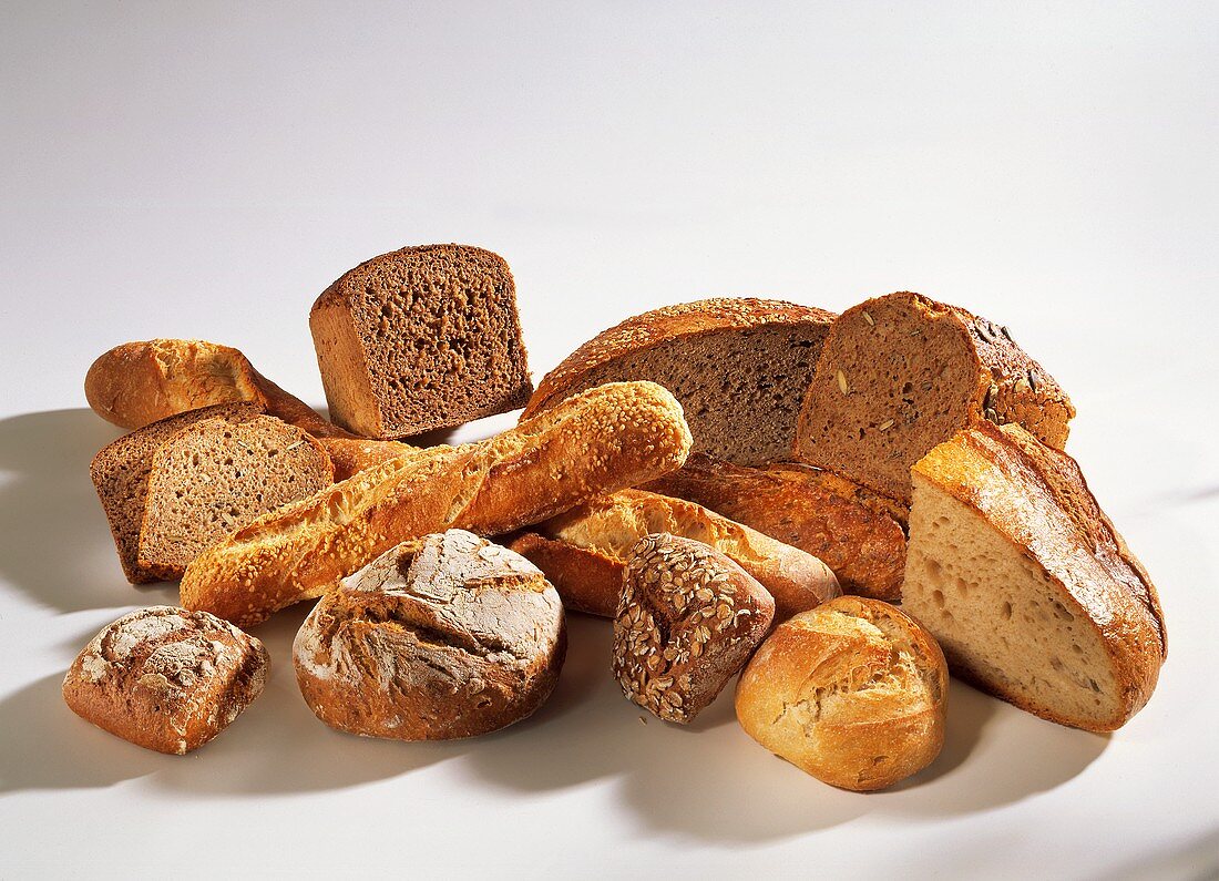 Verschiedene Brote und Brötchen auf weißem Untergrund