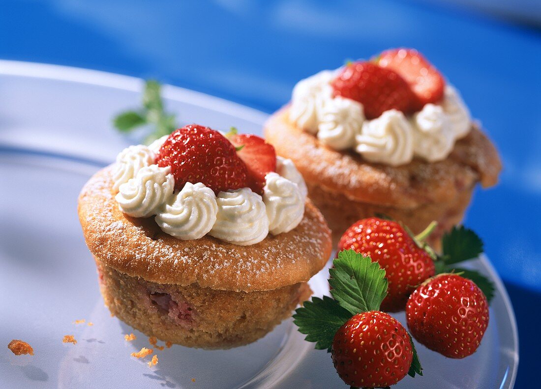 Erdbeer-Sahne-Muffins auf weißem Teller