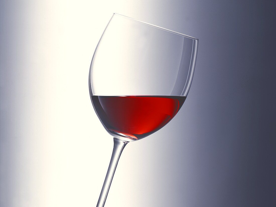 Ein Glas Rotwein, schräg gehalten