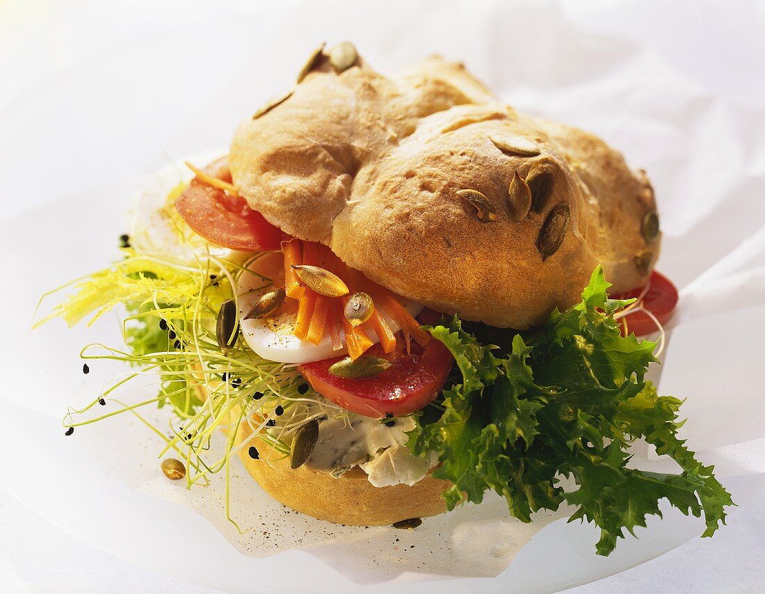 Kürbiskernbrötchen mit Sprossen, Tomaten, Ei und Salat