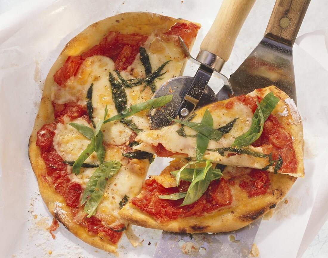 Pizza Margherita (Pizza with tomatoes, cheese & basil)