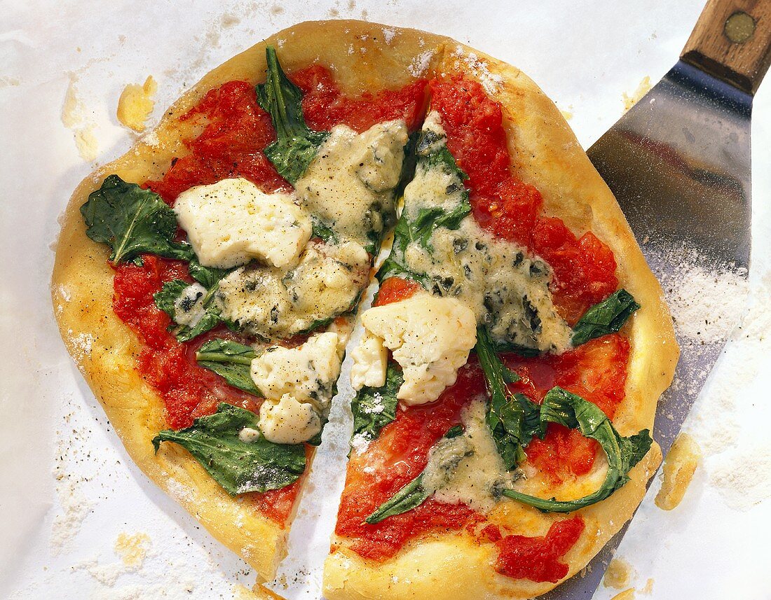 Pizza with rocket, tomatoes and gorgonzola