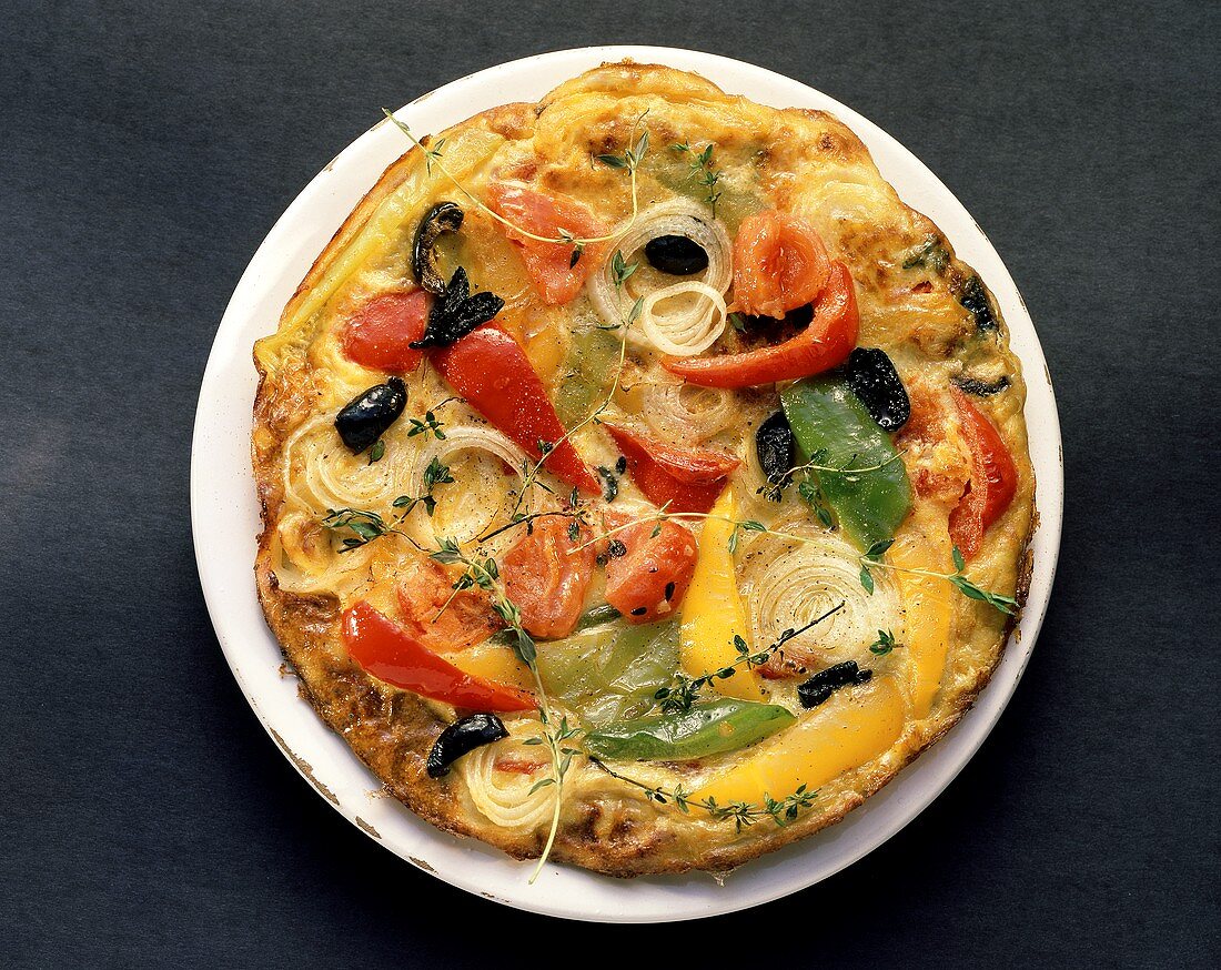 Gemüsepizza mit Paprikaschoten, Zwiebeln, Oliven und Thymian