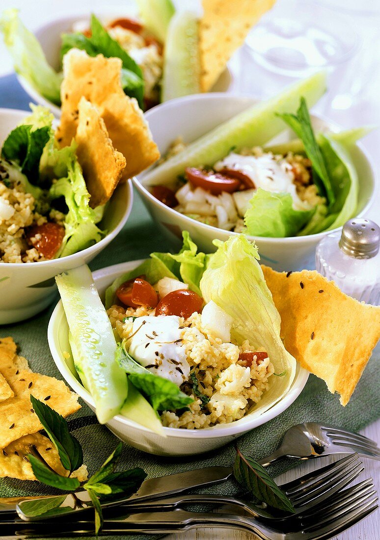 Eissalat mit Bulgur, Gurken, Tomaten und Joghurt