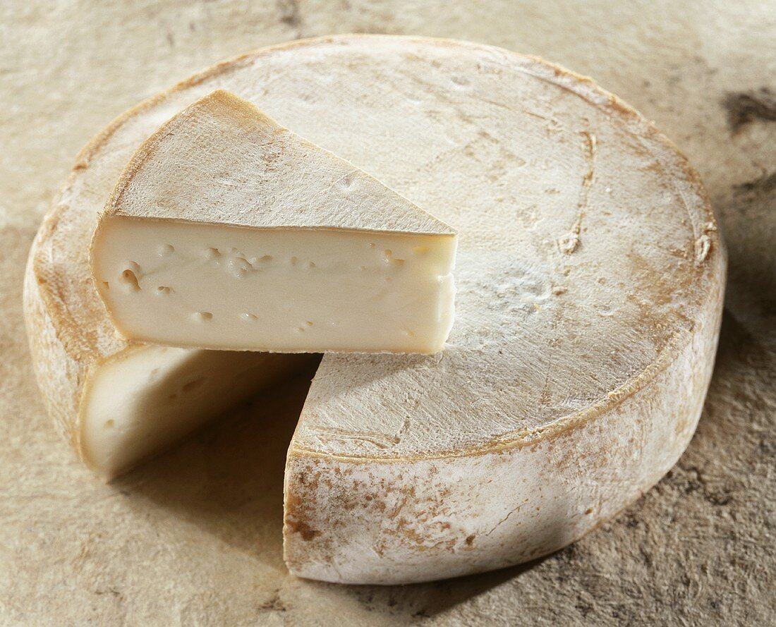 French cutting cheese, Reblochon 