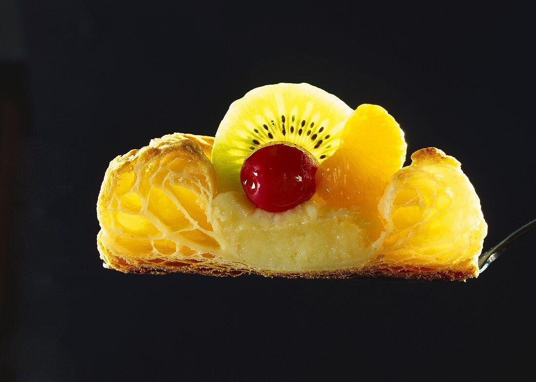 Halved puff pastry with vanilla cream and fruit