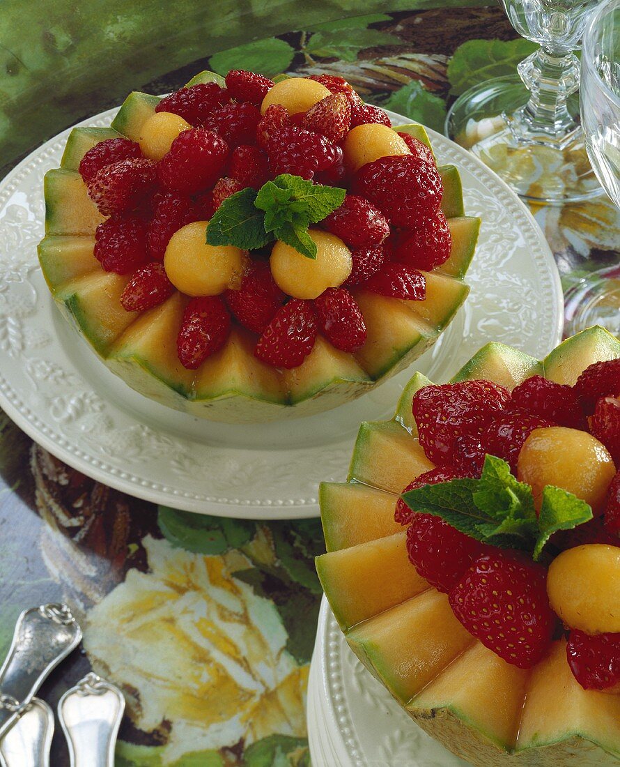 Melonen-Erdbeer-Salat in ausgehöhlten Melonenhälften