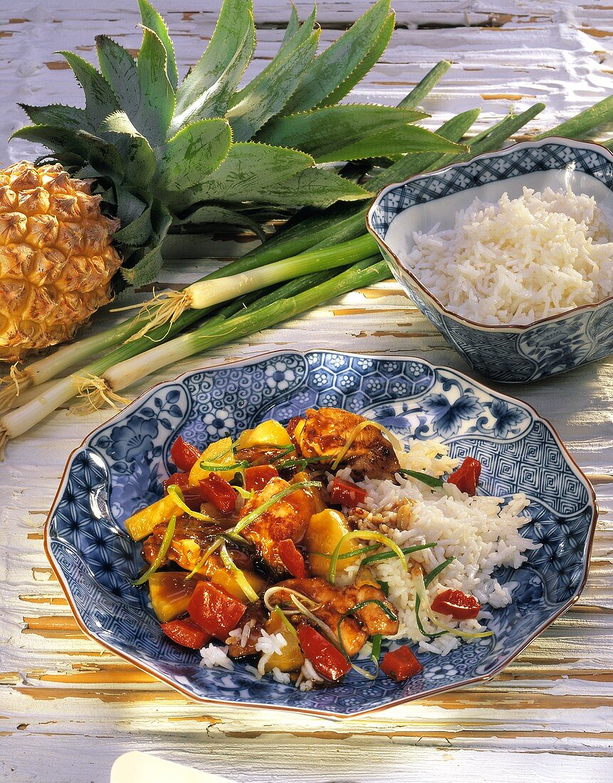 Hähnchen mit Gemüse und Ananas in Ingwersauce mit Reis