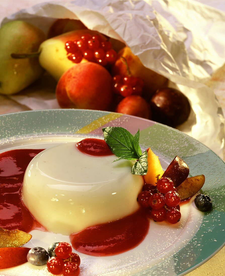 Buttermilch-Törtchen mit Himbeersauce, garniert mit Obst