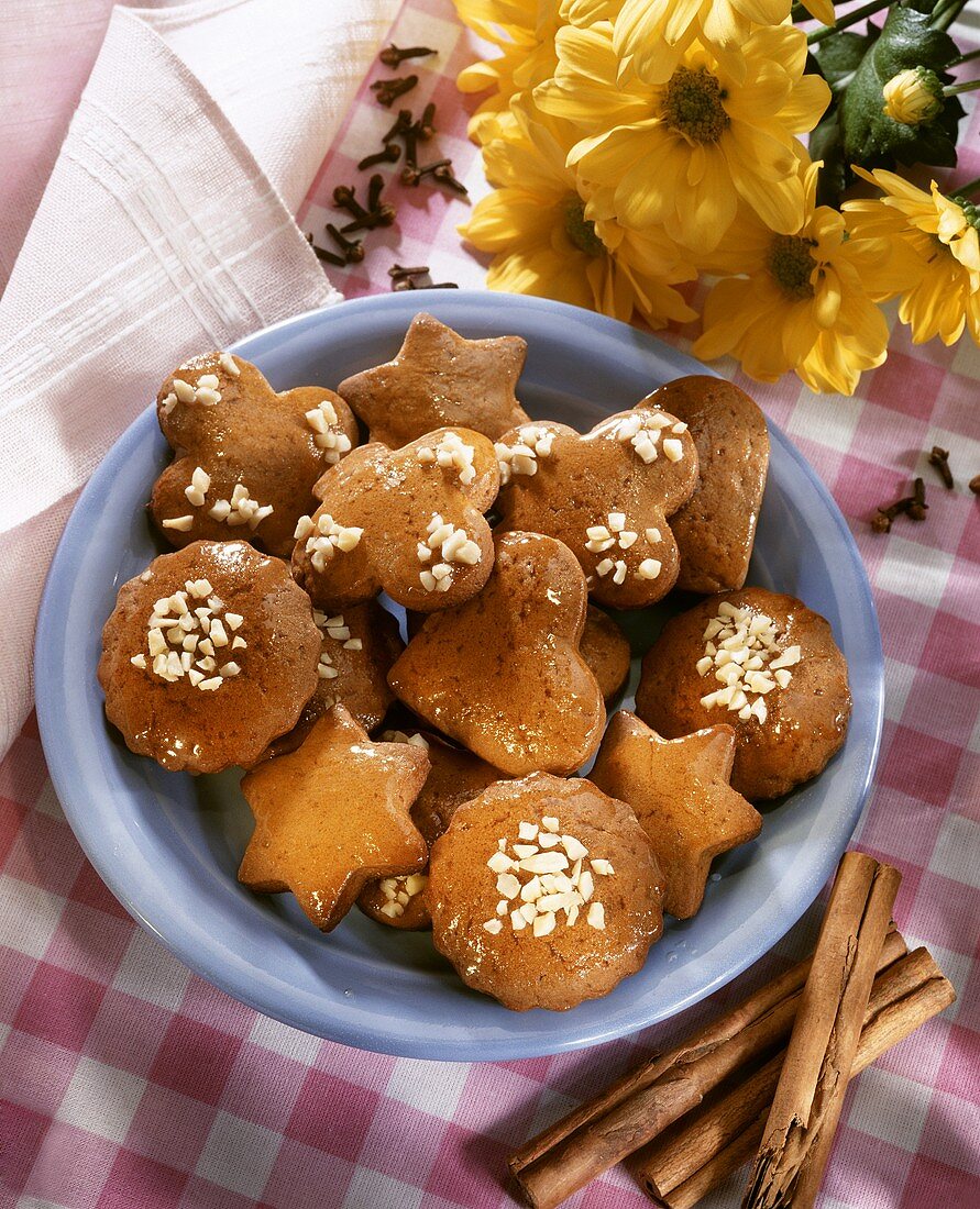 Jewish cinnamon biscuits with chopped almonds