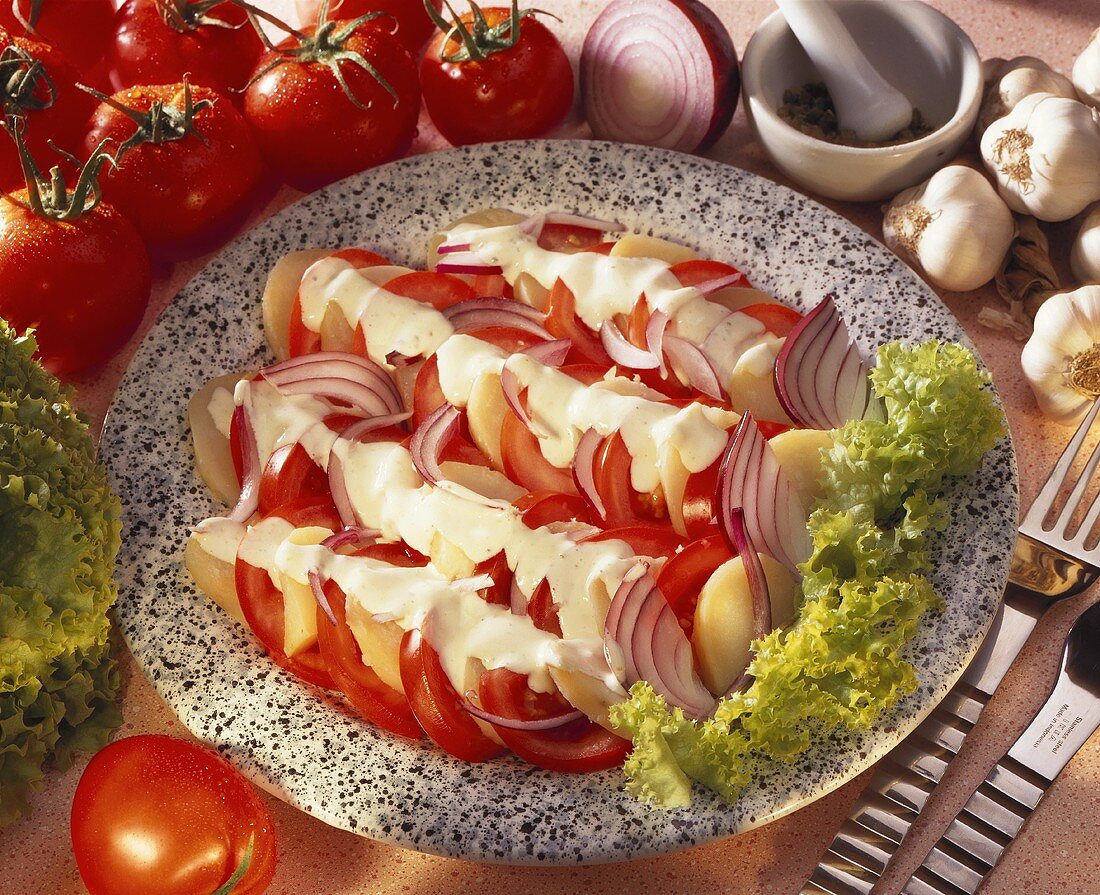 Tomaten-Kartoffel-Salat mit roten Zwiebeln und Mayonnaise