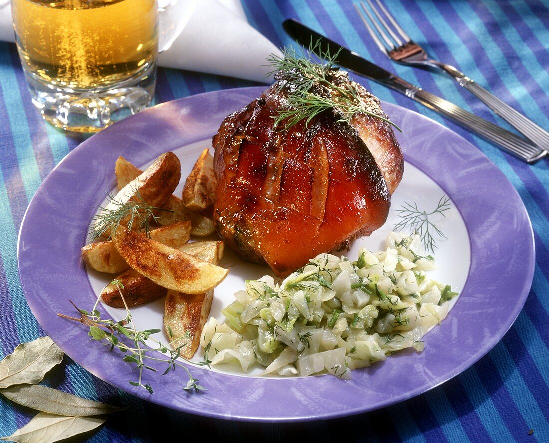 Gefüllte Schweinshaxe mit Bratkartoffeln, Gurkensalat