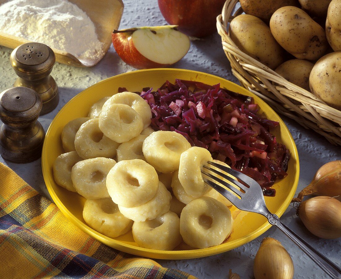 Polnische Kartoffelnudel-Ringe mit Rotkohl-Apfel-Salat