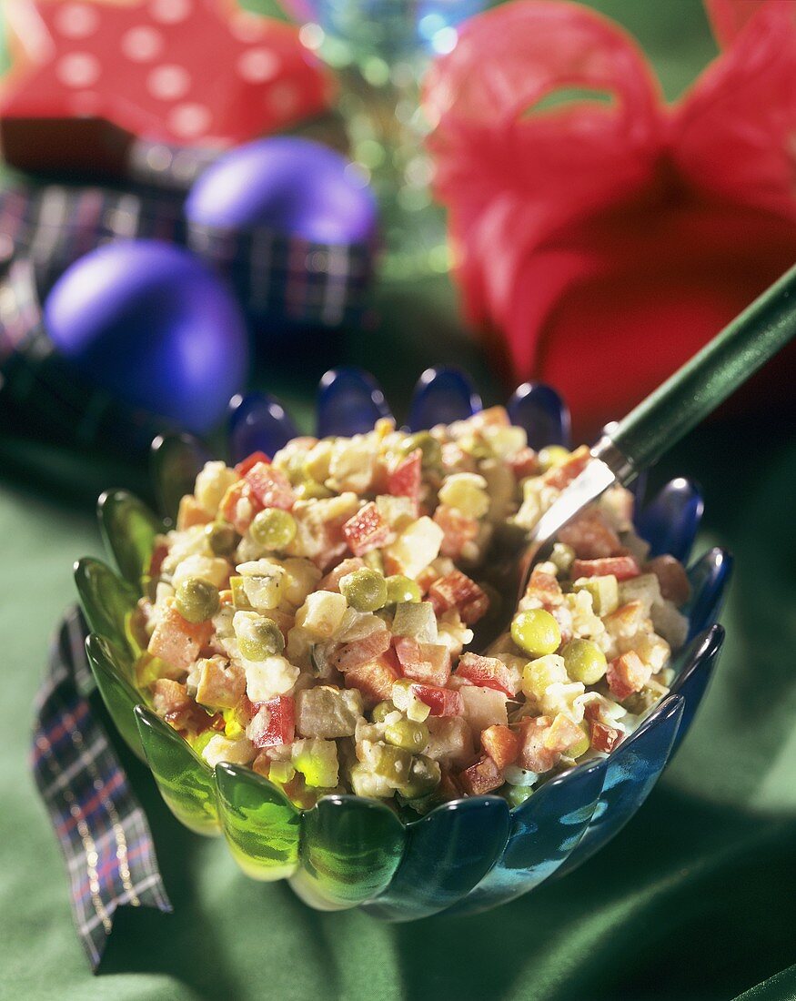 Gemüsesalat mit Mayonnaise zu Weihnachten