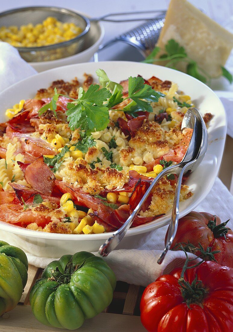 Tomaten-Nudel-Auflauf mit Schinken und Mais auf Platte