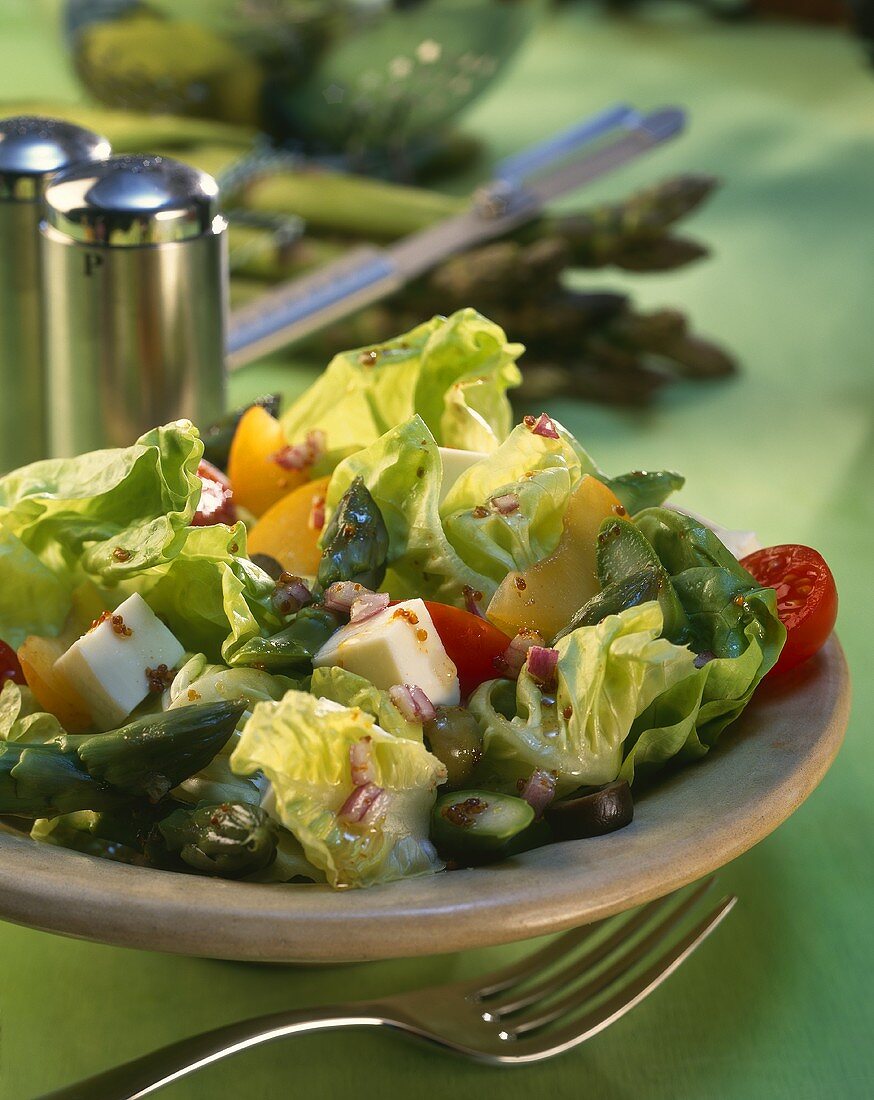 Kopfsalat mit Mozzarella, grünem Spargel und Aprikosen