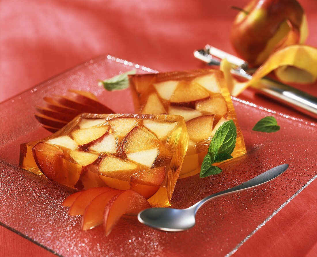 Apfel-Zwetschgen-Terrine auf einem Glasteller