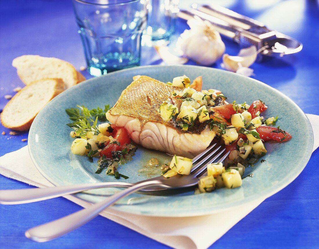 Gebratener Zander in Kräutermarinade mit Tomatenwürfeln